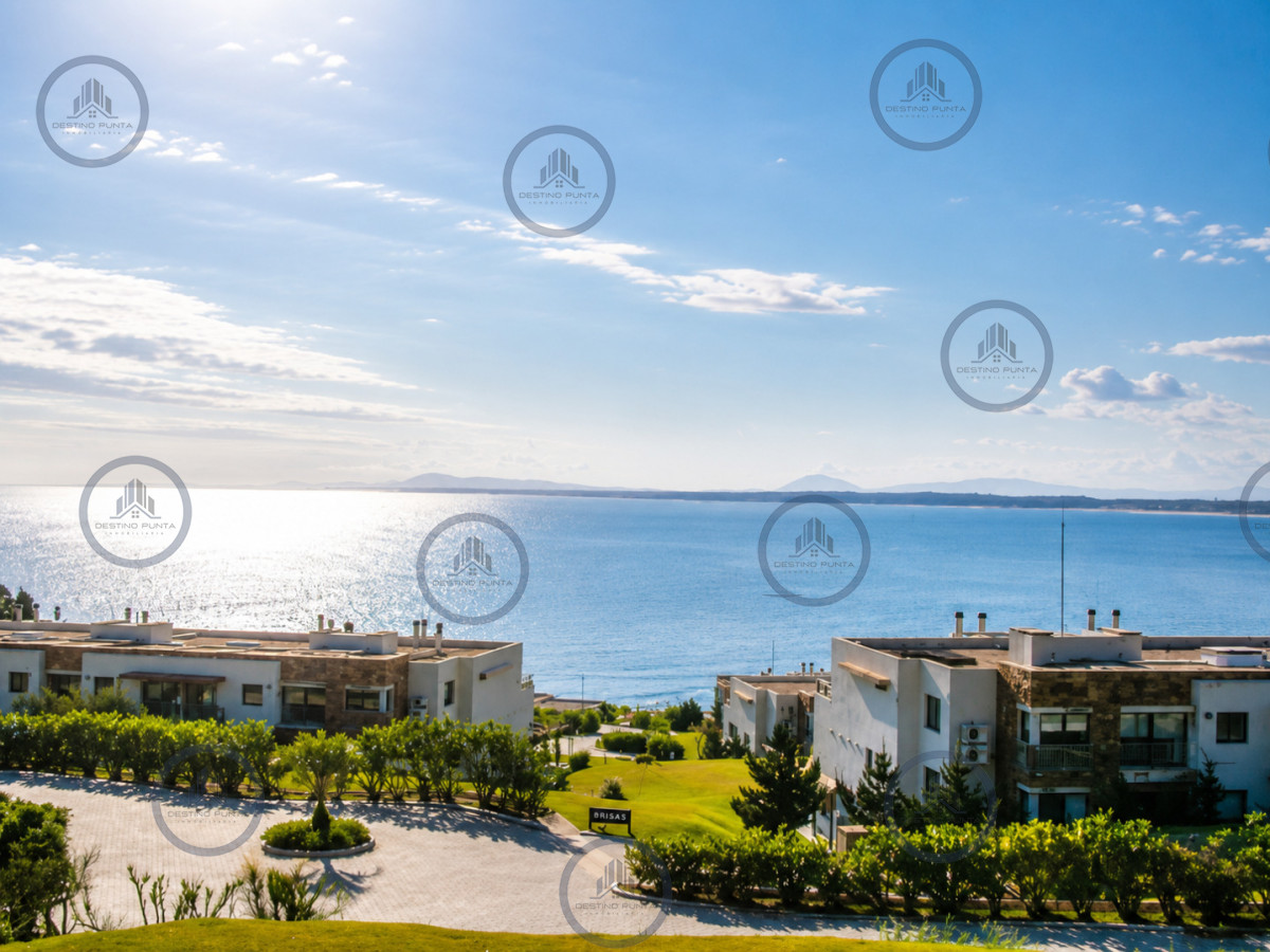 Apartamento ID.2462 - Excelente y amplio departamento duplex en venta de 3 dormitorios mas dependencia con parrillero, Punta Ballena