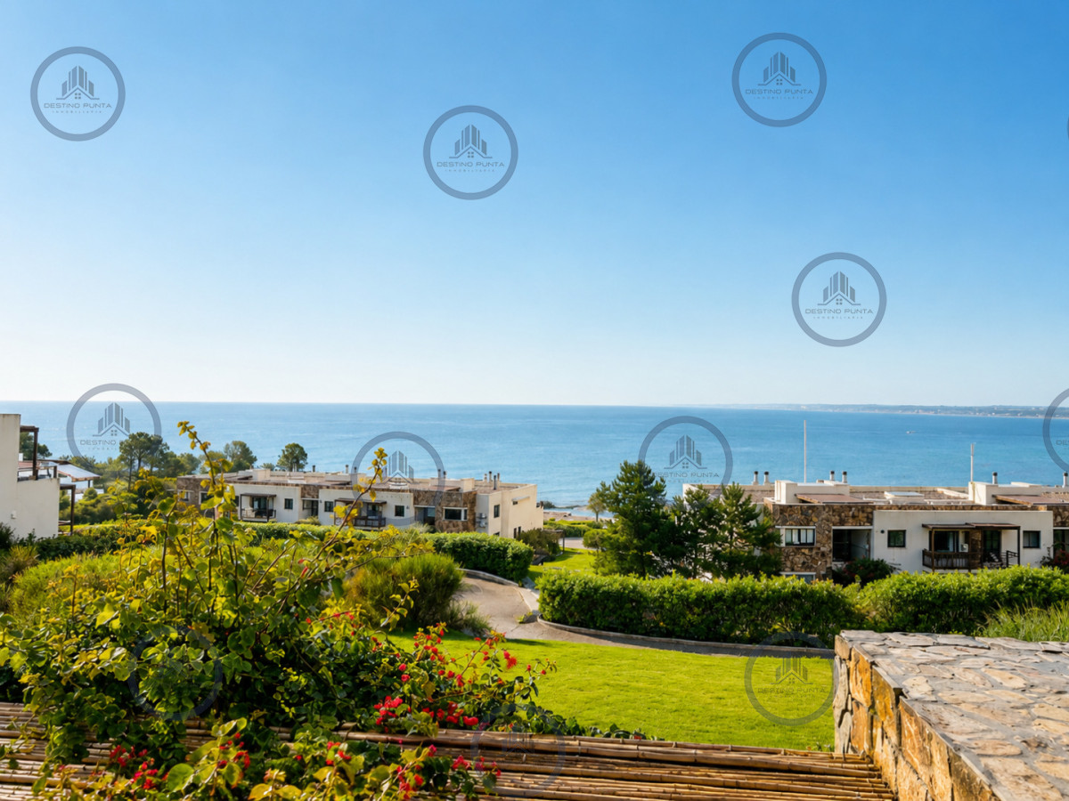 Apartamento ID.2462 - Excelente y amplio departamento duplex en venta de 3 dormitorios mas dependencia con parrillero, Punta Ballena