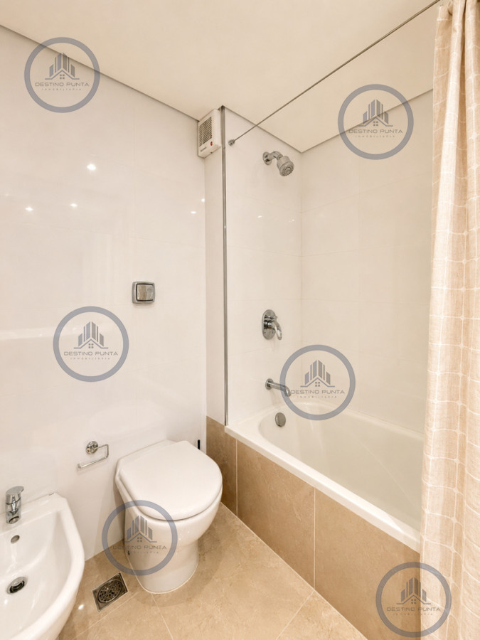 Apartamento ID.3030 - Venta de Apartamento de 3 Dormitorios sobre Primera Fila de Playa Brava, Punta del Este