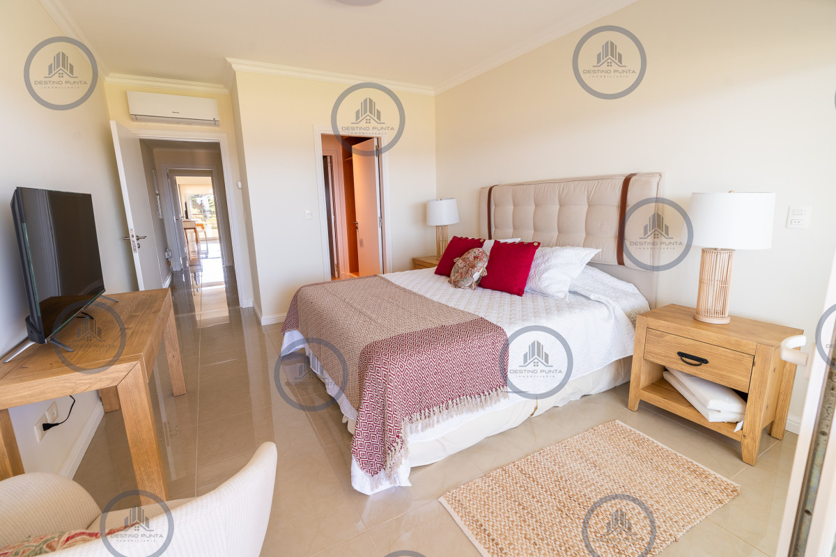 Apartamento ID.231 - Exclusivo penthouse en venta de 3 dormitorios vista al mar, piscina y parrillero de uso exclusivo sonbre Playa Mansa, Pinares