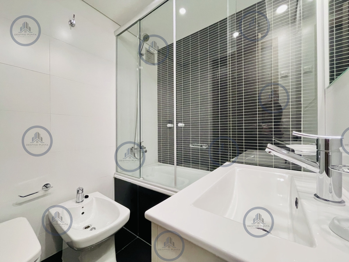 Apartamento ID.2091 - Apartamento de 3 Dormitorios y Dependencia, con Parrillero y Vista en Playa Brava, Punta del Este 