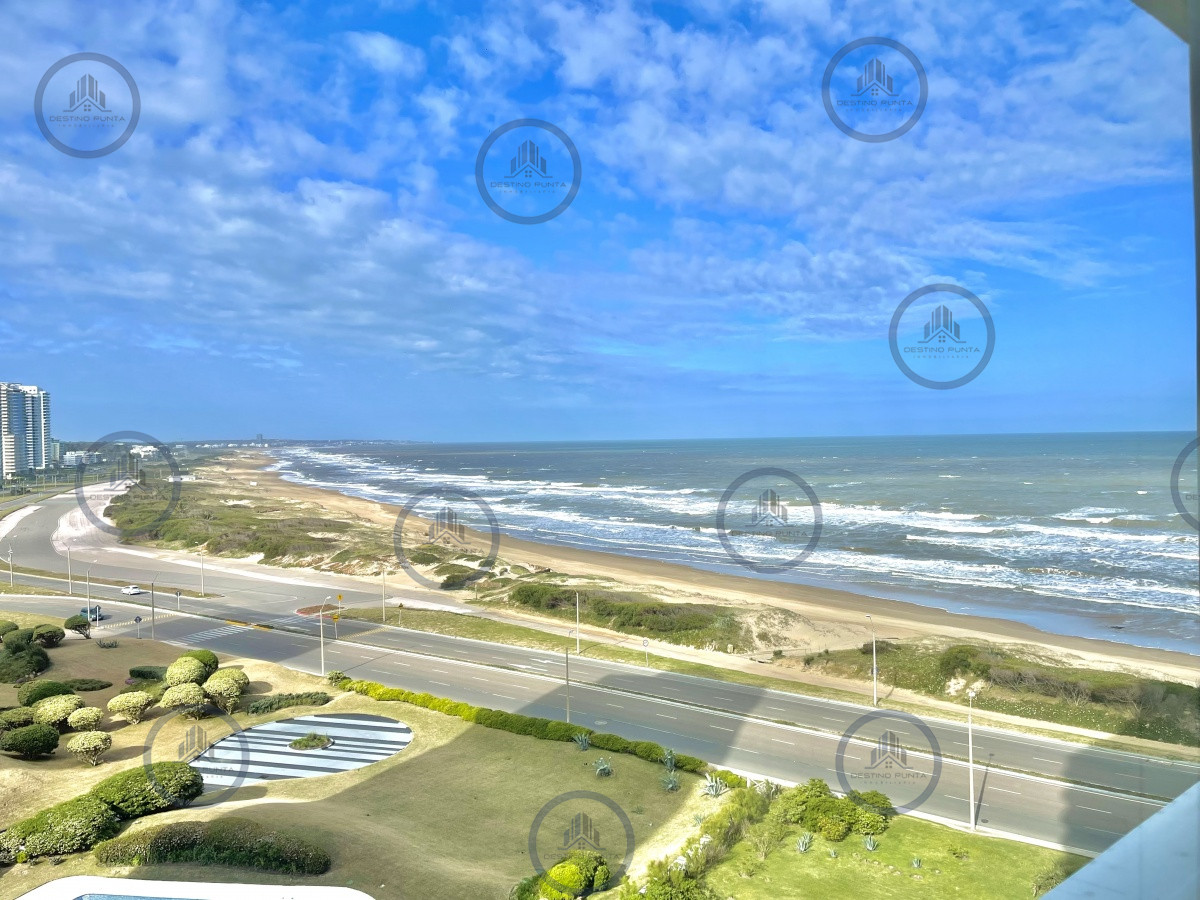 Apartamento ID.968 - Apartamento de 2 Dormitorios en Torre con Servicios - Playa Brava, Punta del Este