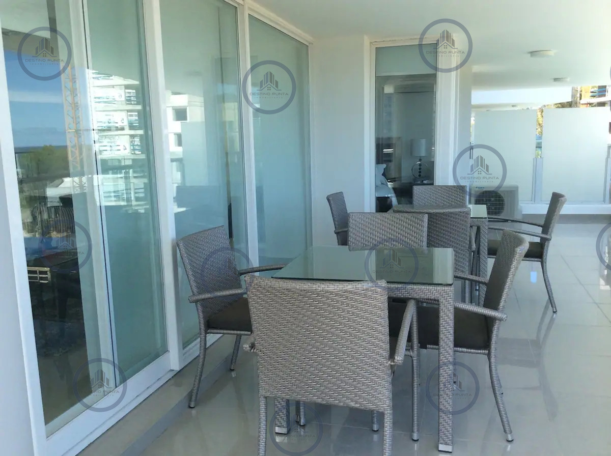 Apartamento ID.218 - Venta y alquiler de moderno departamento de tres dormitorios más dependencia a pasos de Playa Brava