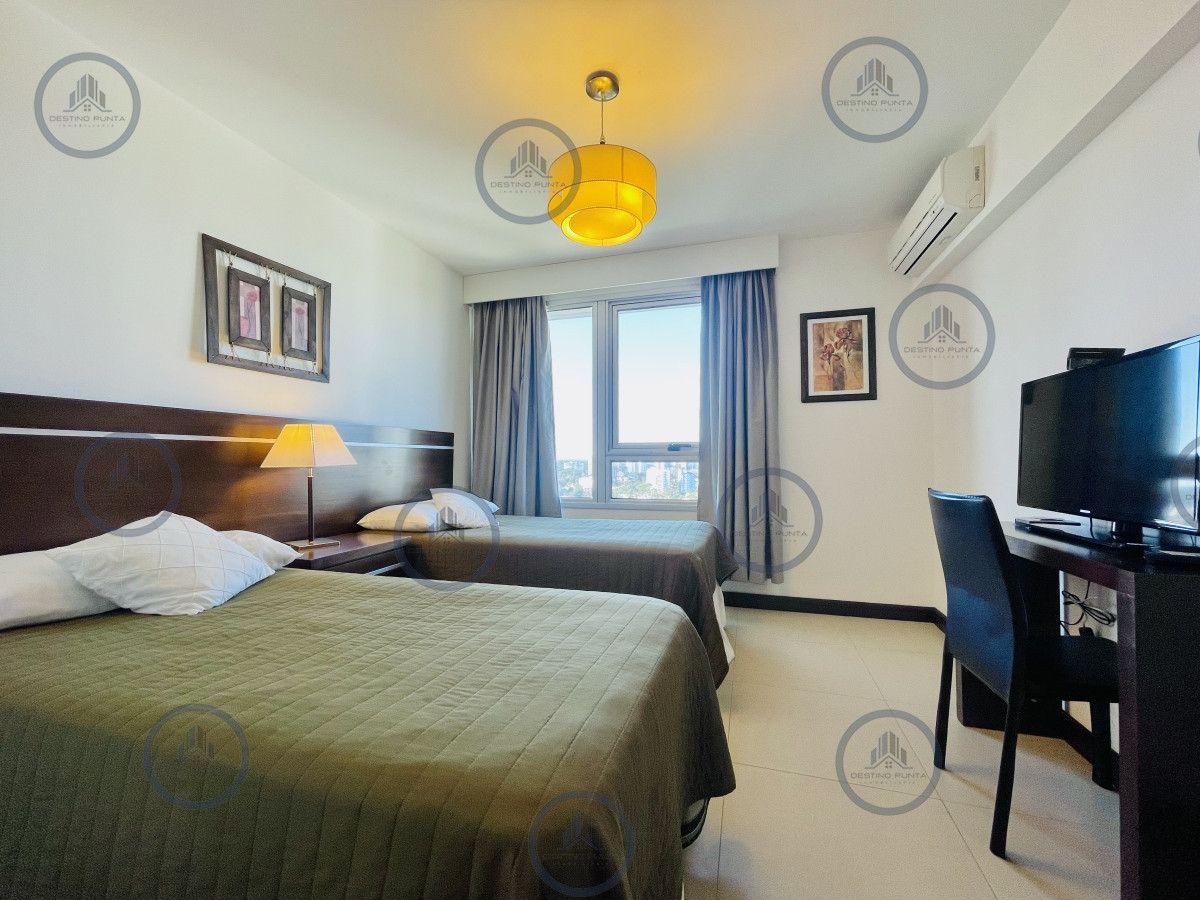 Apartamento ID.986 - Apartamento con Vista al Mar de 2 Dormitorios a Una Cuadra de la Playa, Punta del Este