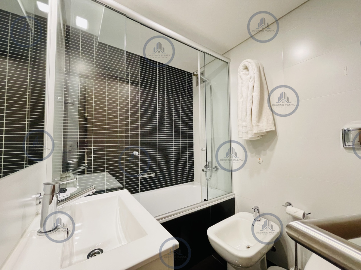 Apartamento ID.1525 - Apartamento de 3 Dormitorios y Dependencia, con Parrillero y Vista al Mar en Playa Brava, Punta del Este 