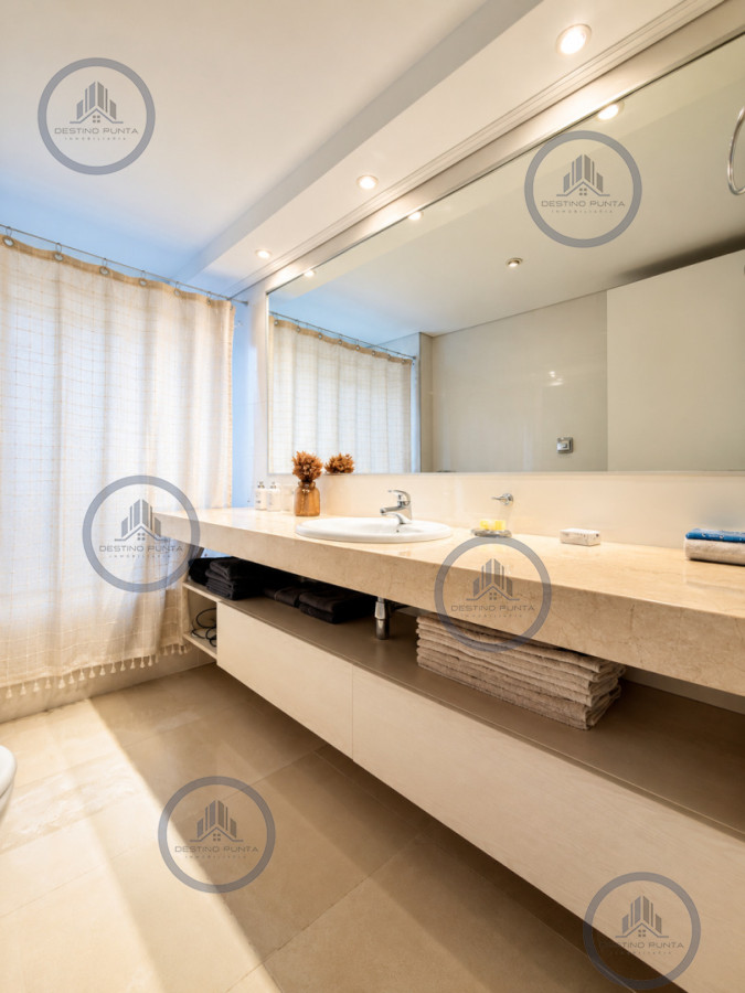 Apartamento ID.3030 - Venta de Apartamento de 3 Dormitorios sobre Primera Fila de Playa Brava, Punta del Este