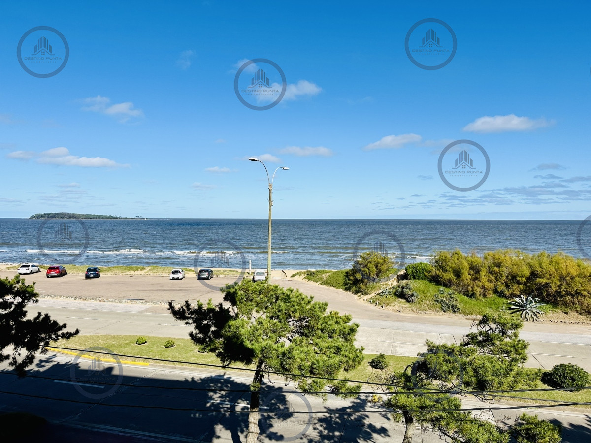 Apartamento ID.1983 - Venta de apartamento sobre primera fila de Mar en Playa Mansa. tres dormitorios