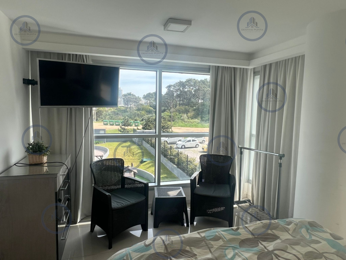 Apartamento ID.2943 - Cómodo apartamento con parrillero propio de 2 dormitorios más dependencia en alquiler, Playa Brava