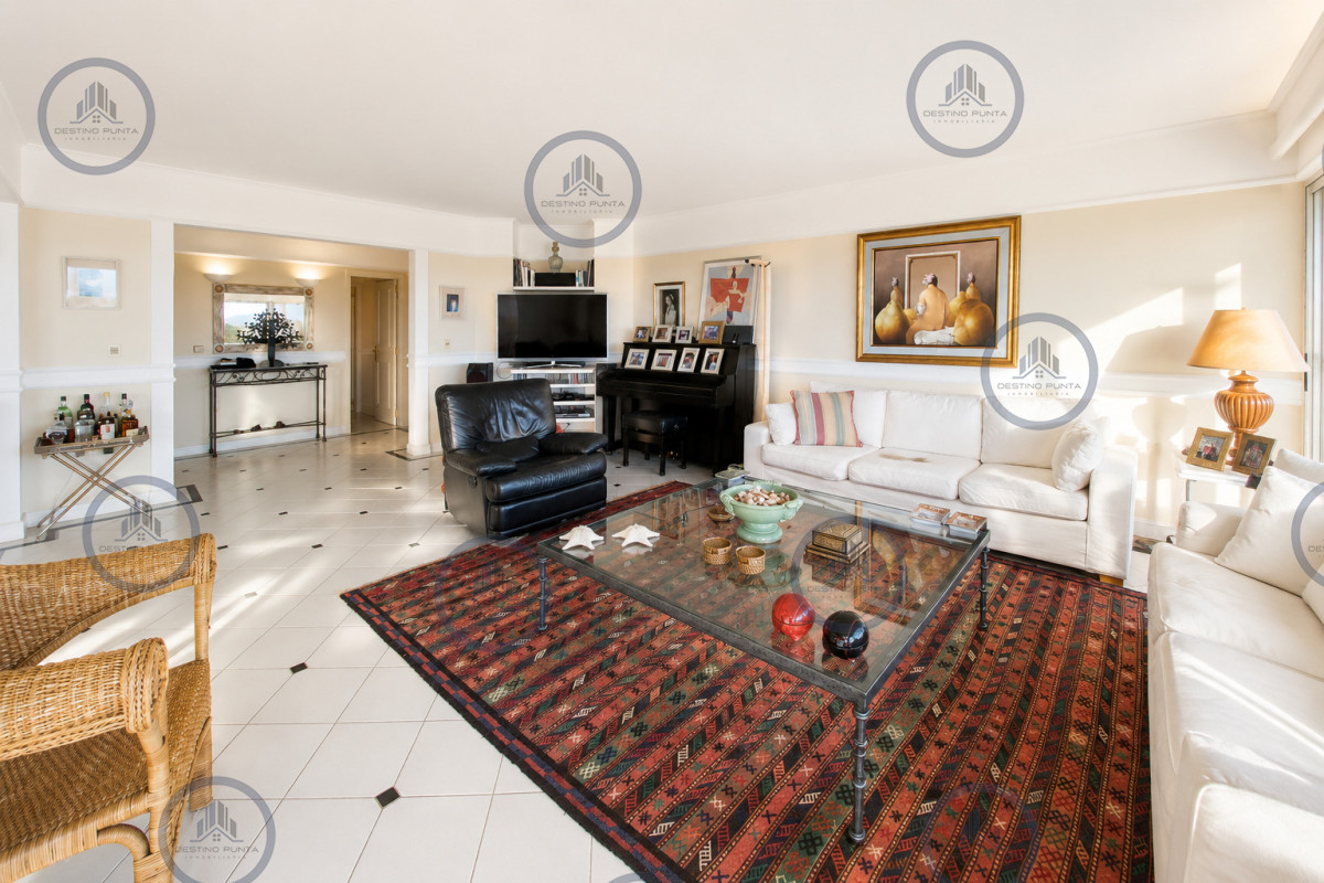 Apartamento ID.1102 - Exclusivo Apartamento Frente al Mar en Playa Brava, 3 Dormitorios y Dependencia