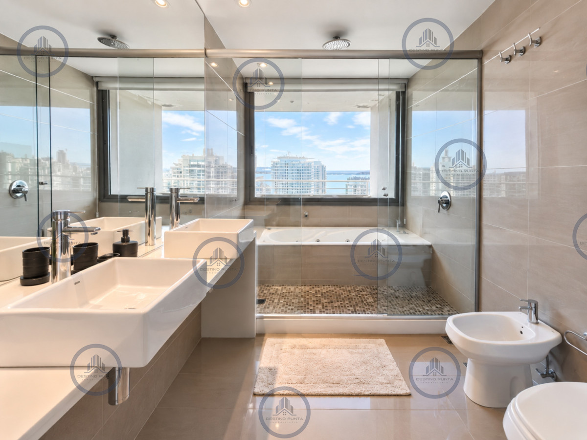 Apartamento ID.3292 - Penthouse Dúplex de 3 Dormitorios en suite con Parrillero, Jacuzzi y Amplias Terrazas con vistas panorámicas. Playa Mansa, Punta del Este