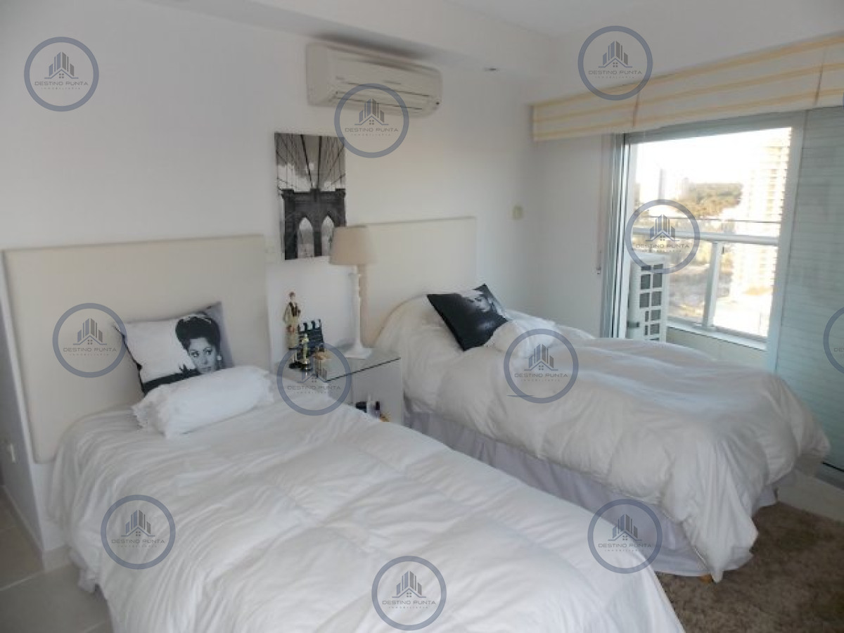Apartamento ID.86 - Venta  de apartamento esquinero de tres dormitorios en Playa Mansa