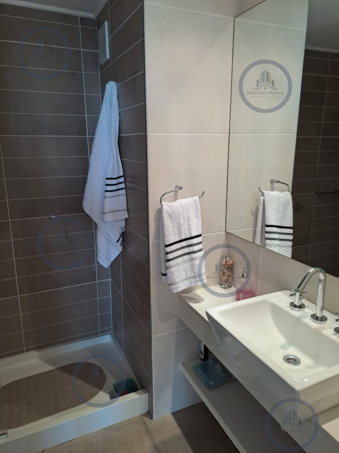Apartamento ID.916 - Alquiler temporario de apartamento de dos dormitorios con dos baños en torre con servicios sobre Roosevelt