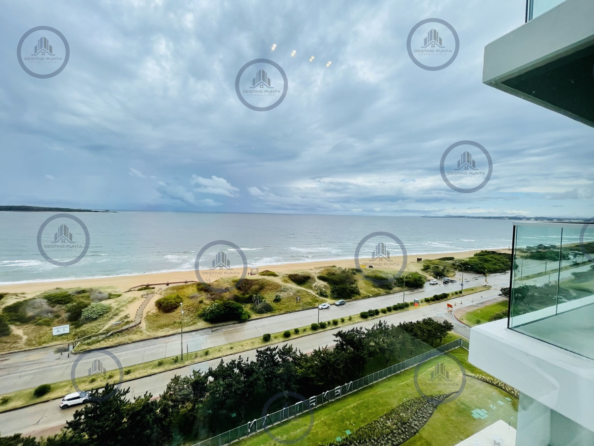 Apartamento ID.1122 - Venta y Alquiler Anual Moderno Apartamento de 2 Dormitorios en Torre Venetian sobre Playa Mansa