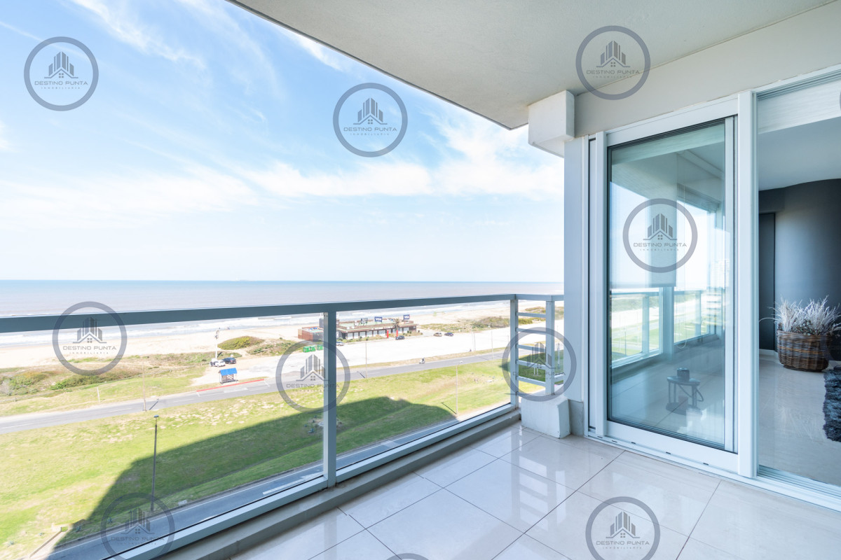 Apartamento ID.53 - Moderno Apartamento sobre playa Brava en torre Le Parc, cuenta con dos dormitorios más dependencia de servicio. Punta del Este