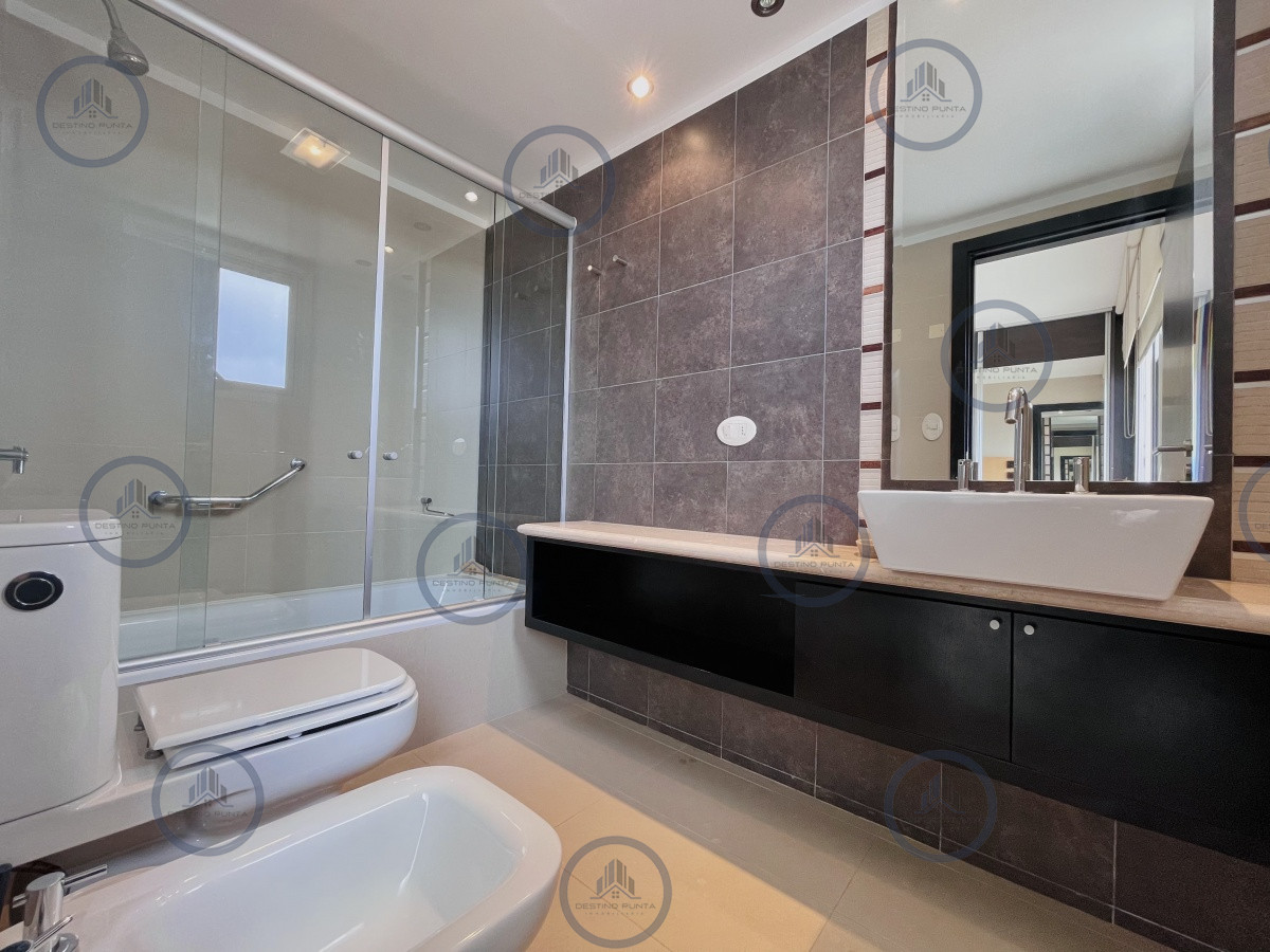 Apartamento ID.1226 - Venta de Excelente Penthouse de 2 Dormitorios y Parrillero con vistas a Playa Mansa, Punta del Este