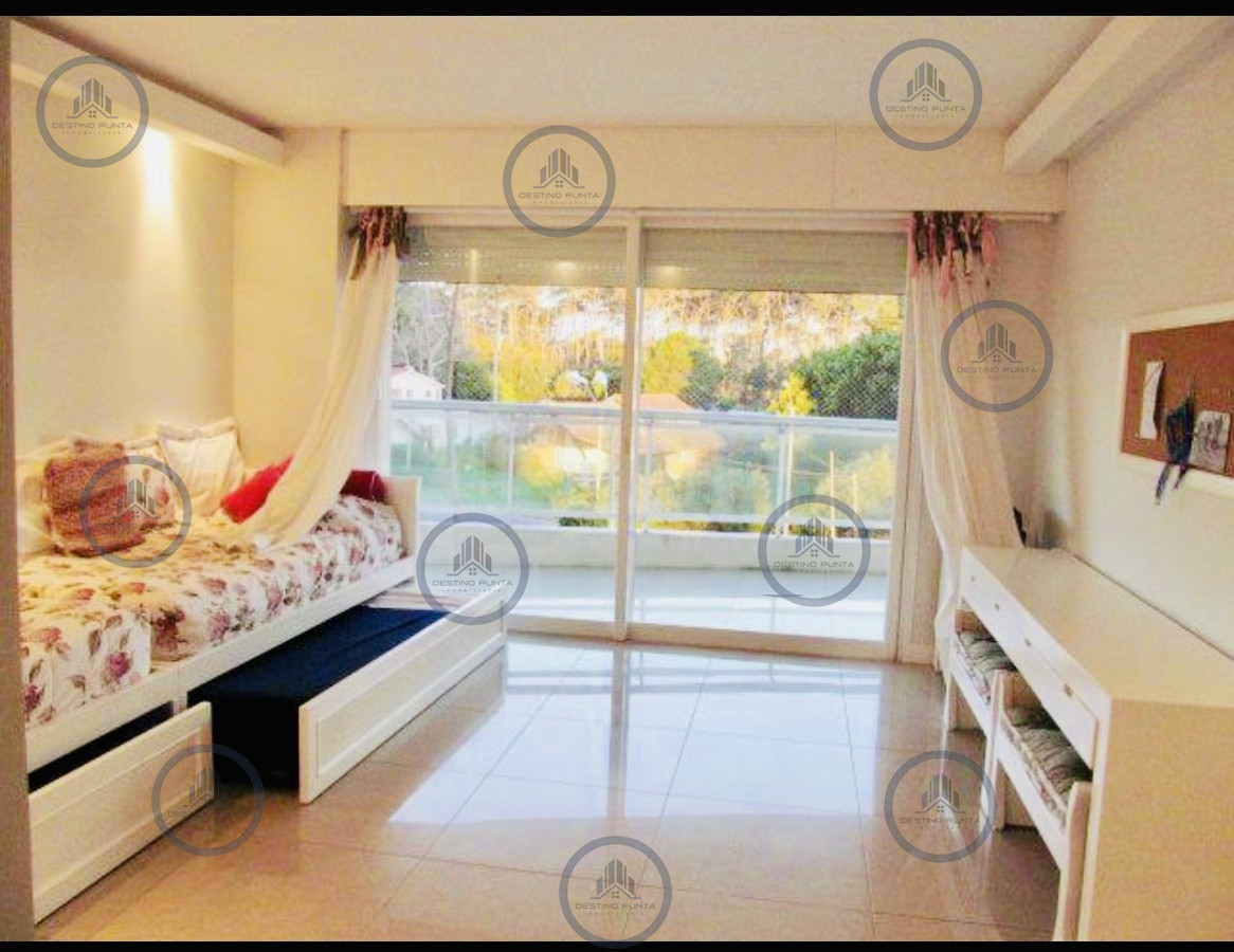 Apartamento ID.1708 - Alquiler temporario de gran apartamento de 4 dormitorios más dependencia en Playa Mansa
