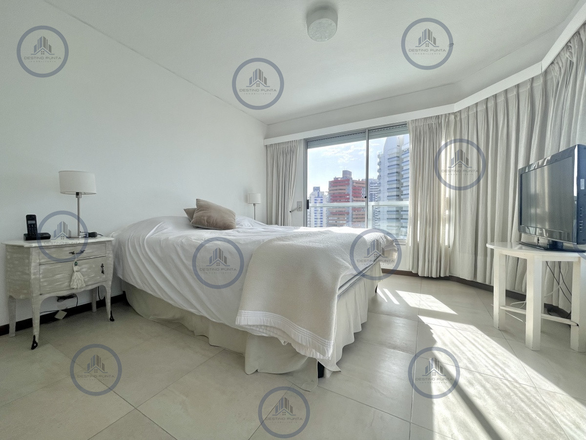 Apartamento ID.968 - Apartamento de 2 Dormitorios en Torre con Servicios - Playa Brava, Punta del Este