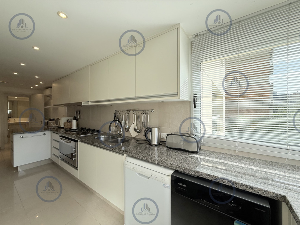 Apartamento ID.3030 - Venta de apartamento de 3 dormitorios sobre primera fila de Playa Brava, Punta del Este