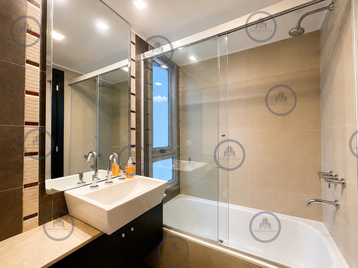 Apartamento ID.3204 - Venta de Excelente Apartamento de 3 Dormitorios con Vista al Mar, Playa Mansa, Punta del Este
