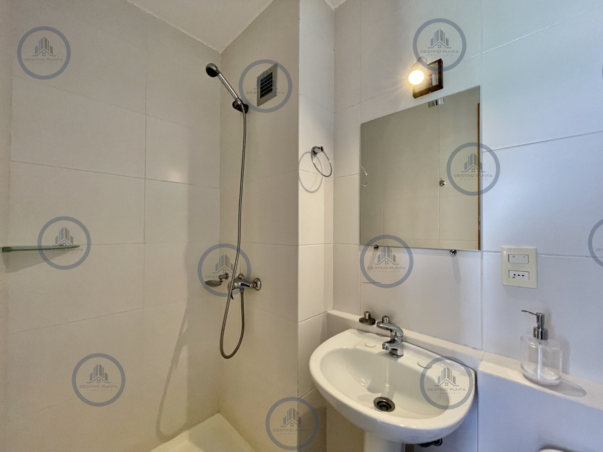 Apartamento ID.217 - Apartamento de 2 Dormitorios y Servicio a metros del mar, Playa Mansa Punta del Este