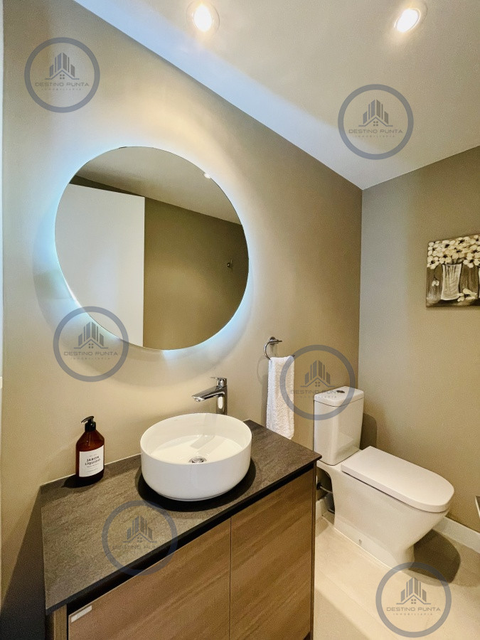 Apartamento ID.1122 - Venta y Alquiler Anual Moderno Apartamento de 2 Dormitorios en Torre Venetian sobre Playa Mansa