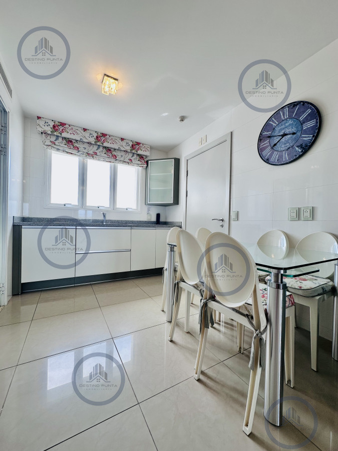 Apartamento ID.2300 - Lujoso Penthouse de 4 Dormitorios con Vista al Mar sobre Playa Mansa, Punta del Este
