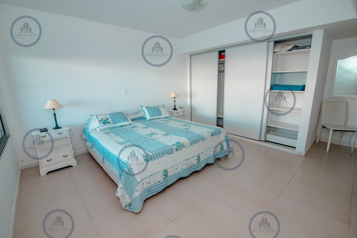 Apartamento ID.61 - Oportunidad en Venta de Apartamento de planta baja con salida al jardín de tres dormitorios en Playa Montoya