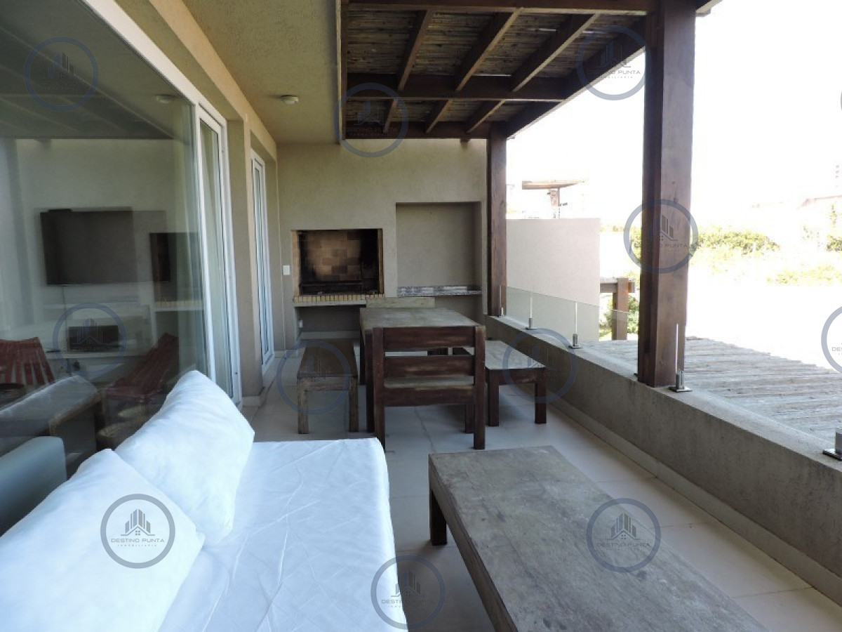Apartamento de 3 Dormitorios y Parrillero en La Barra, a 100 metros del Mar - Venta y Alquiler — fotografía 2