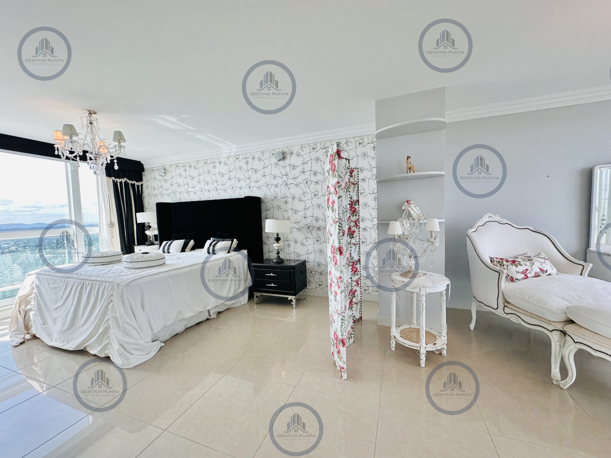 Apartamento ID.2300 - Lujoso Penthouse de 4 Dormitorios con Vista al Mar sobre Playa Mansa, Punta del Este