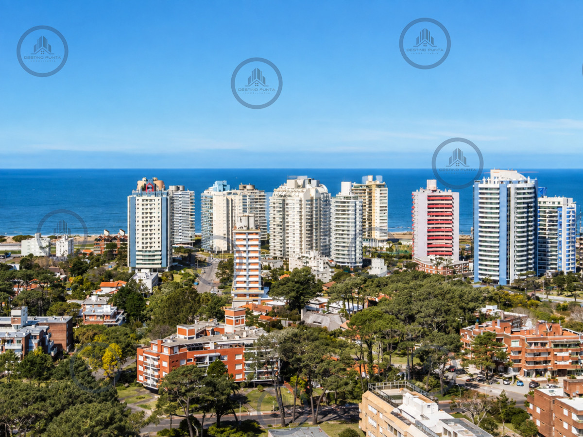 Apartamento ID.3292 - Penthouse Dúplex de 3 Dormitorios en suite con Parrillero, Jacuzzi y Amplias Terrazas con vistas panorámicas. Playa Mansa, Punta del Este