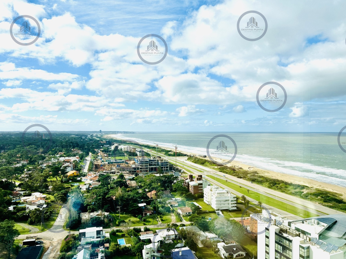 Apartamento ID.171 - Moderno Penthouse con Vista al Mar, en Playa Brava, 3 Dormitorios con Parrillero y Dependencia de servicio