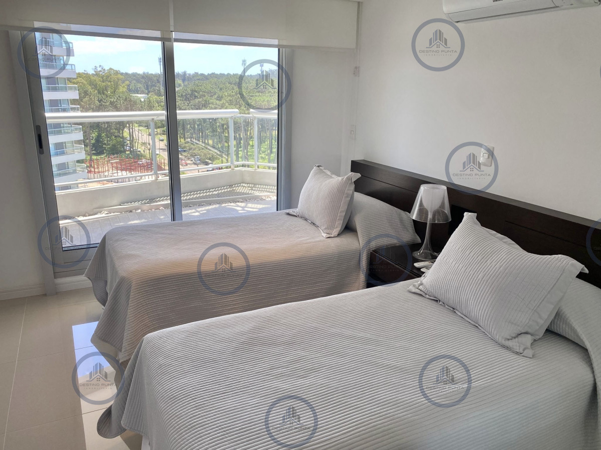 Apartamento ID.2307 - Venta Excelente Apartamento de 2 Dormitorios + Servicio en Brava con Vista al Mar