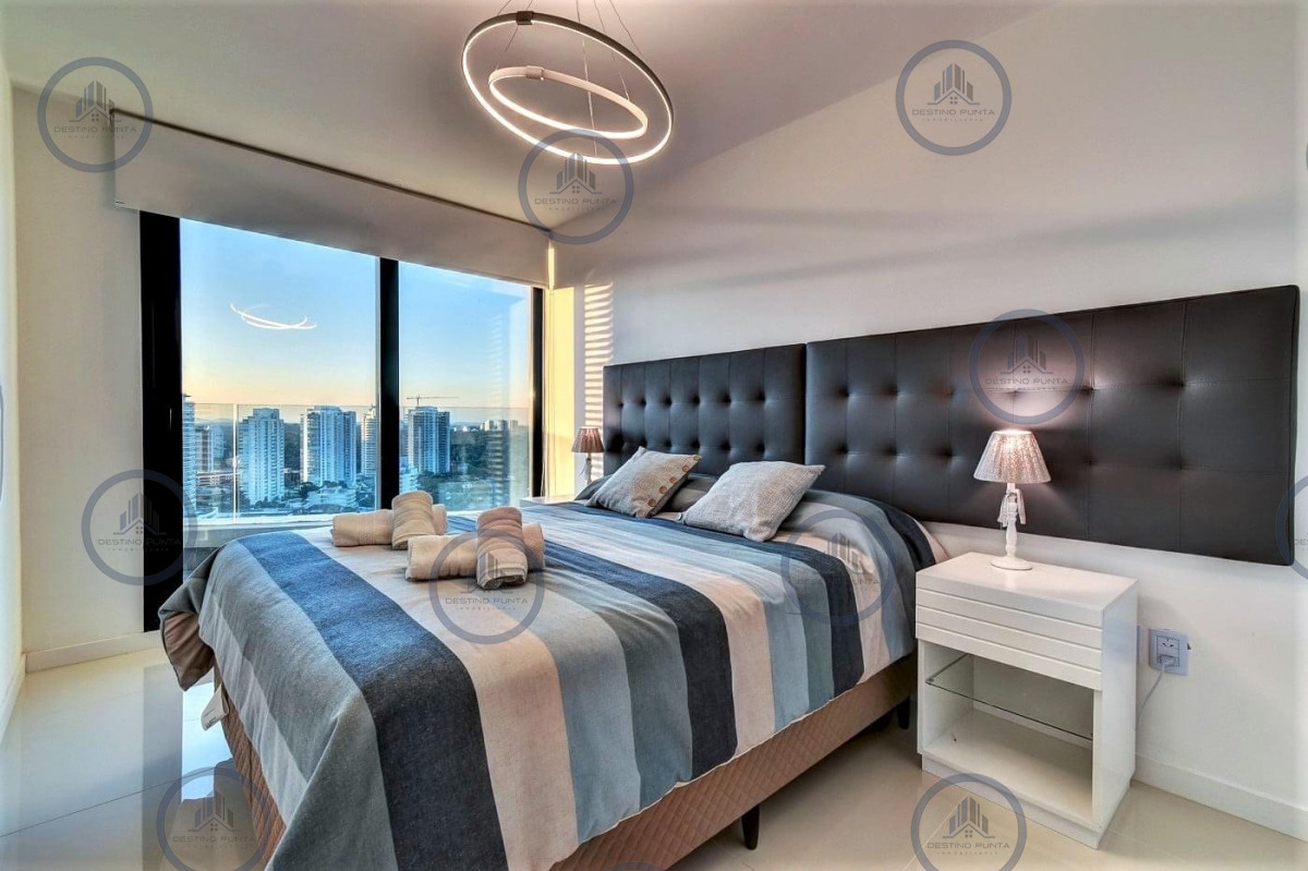 Apartamento ID.1626 - Alquiler temporario de apartamento de dos dormitorios con dos baños a pasos de la Playa y centro comercial, Punta del Este