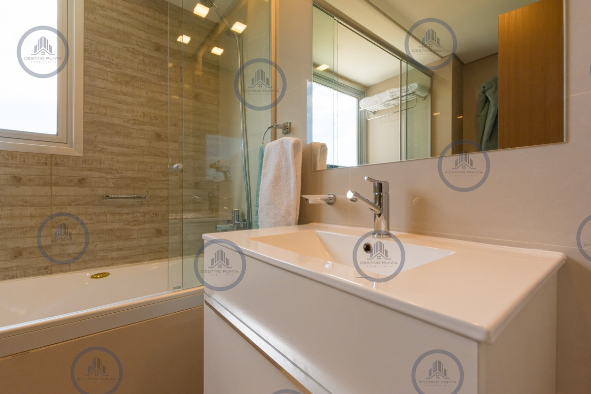 Apartamento ID.301 - Excelente Apartamento de 2 Dormitorios + Servicio en Brava con Vista al Mar