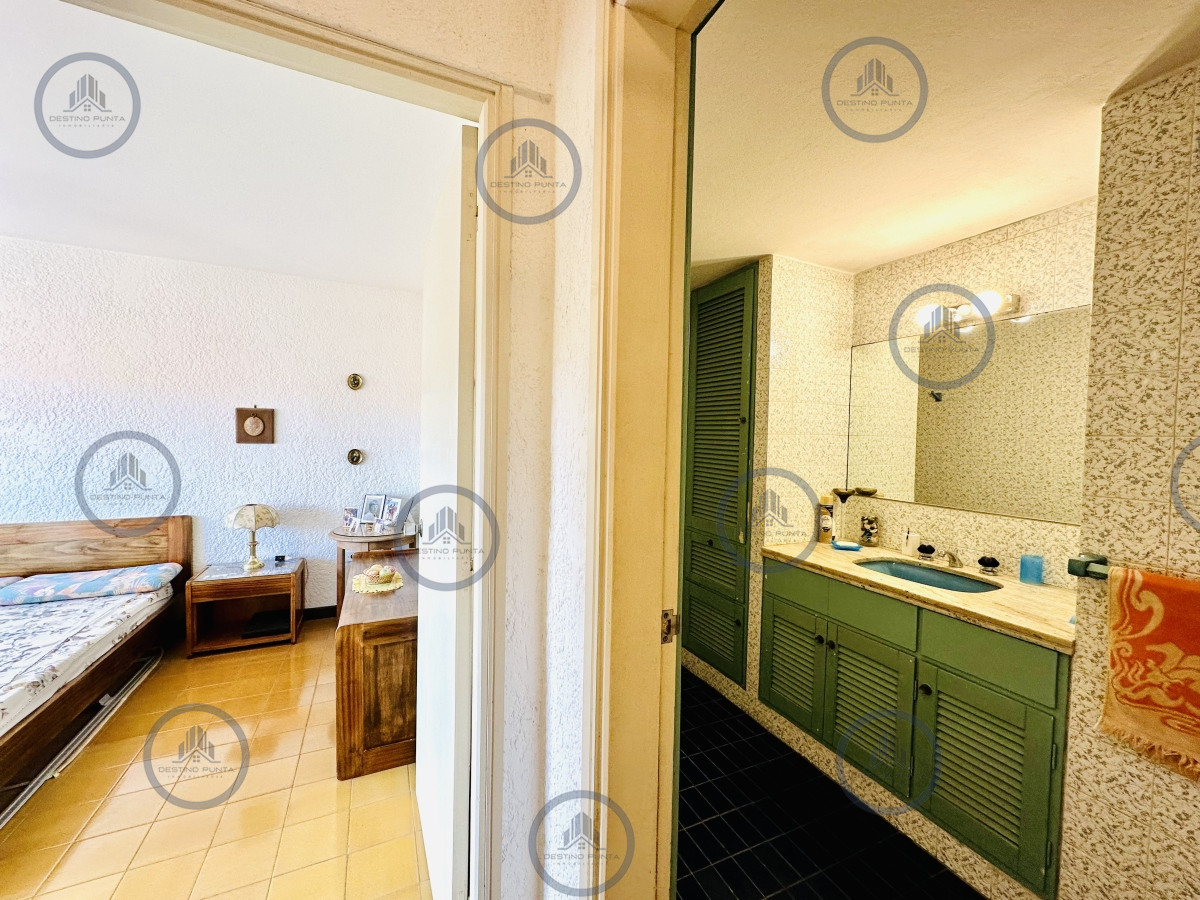 Apartamento ID.1983 - Venta de apartamento sobre primera fila de Mar en Playa Mansa. tres dormitorios