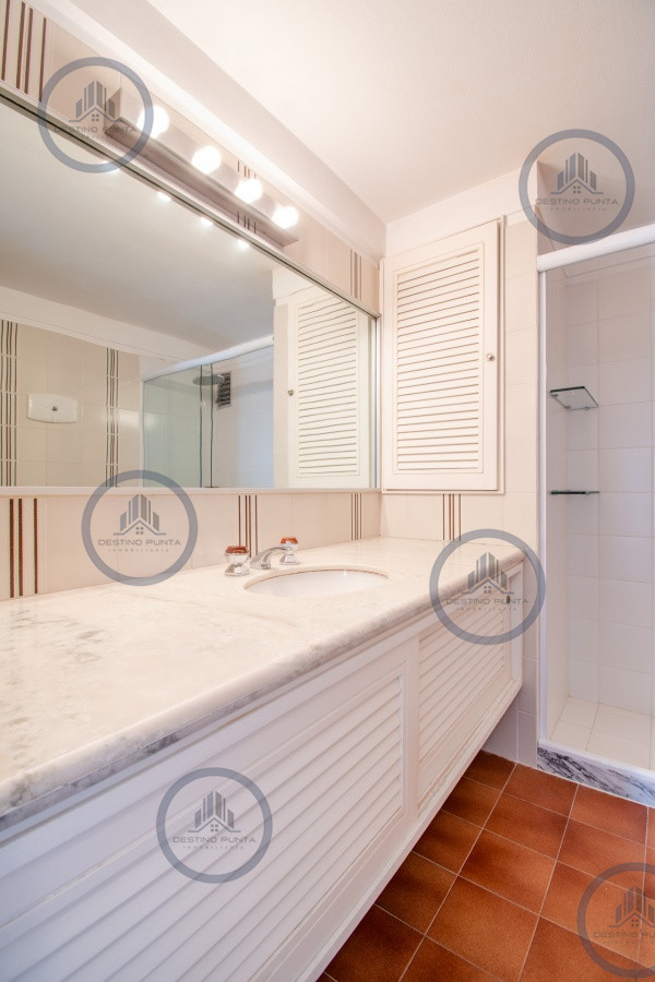 Apartamento ID.71 - Excelente Apartamento de 3 Dormitorios y Dependencia de Servicio Frente al Mar - Playa Brava
