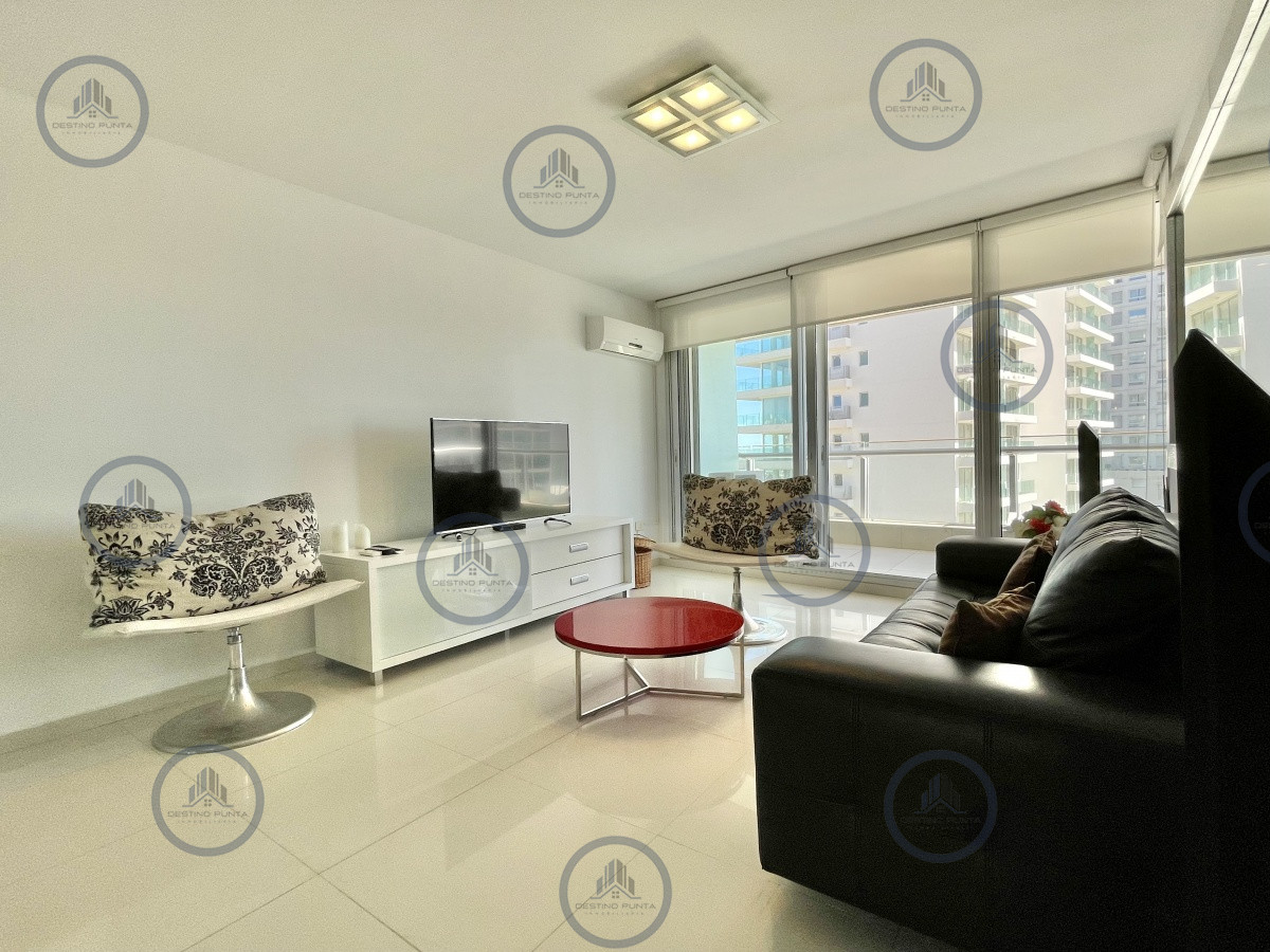 Apartamento ID.217 - Apartamento de 2 Dormitorios y Servicio a metros del mar, Playa Mansa Punta del Este