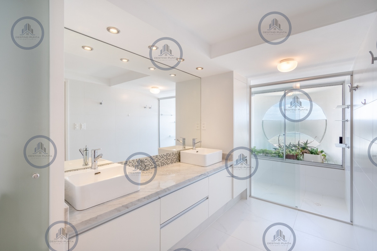 Apartamento ID.71 - Excelente Apartamento de 3 Dormitorios y Dependencia de Servicio Frente al Mar - Playa Brava