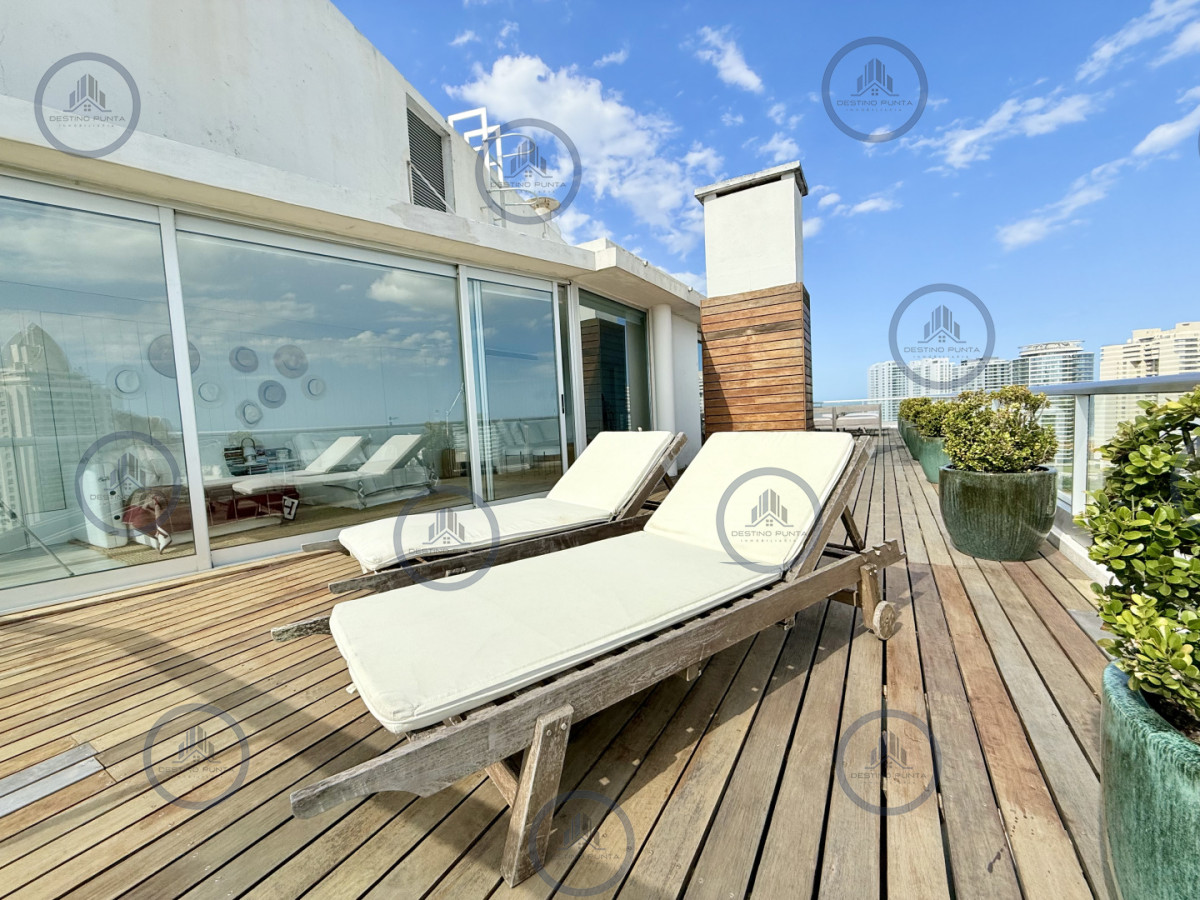 Apartamento ID.2036 - Apartamento Penthouse finamente decorado de 3 dormitorios con parrillero propio en venta, Roosevelt Brava, Punta del Este