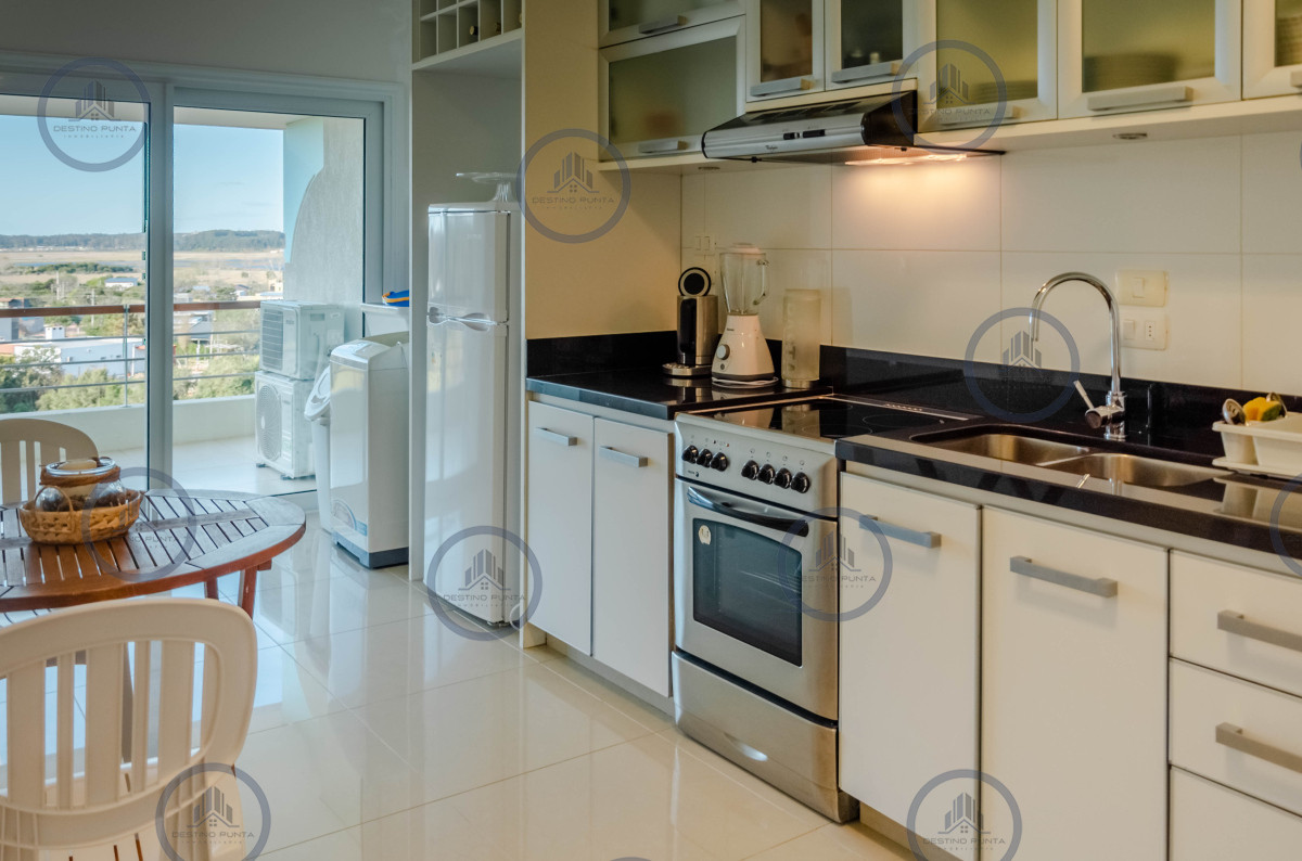 Apartamento ID.236 - Penthouse en venta de 3 dormitorios con parrillero de uso exclusivo, Playa Mansa, Pinares