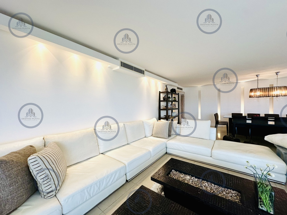 Apartamento ID.1708 - Alquiler temporario de gran apartamento de 4 dormitorios más dependencia en Playa Mansa