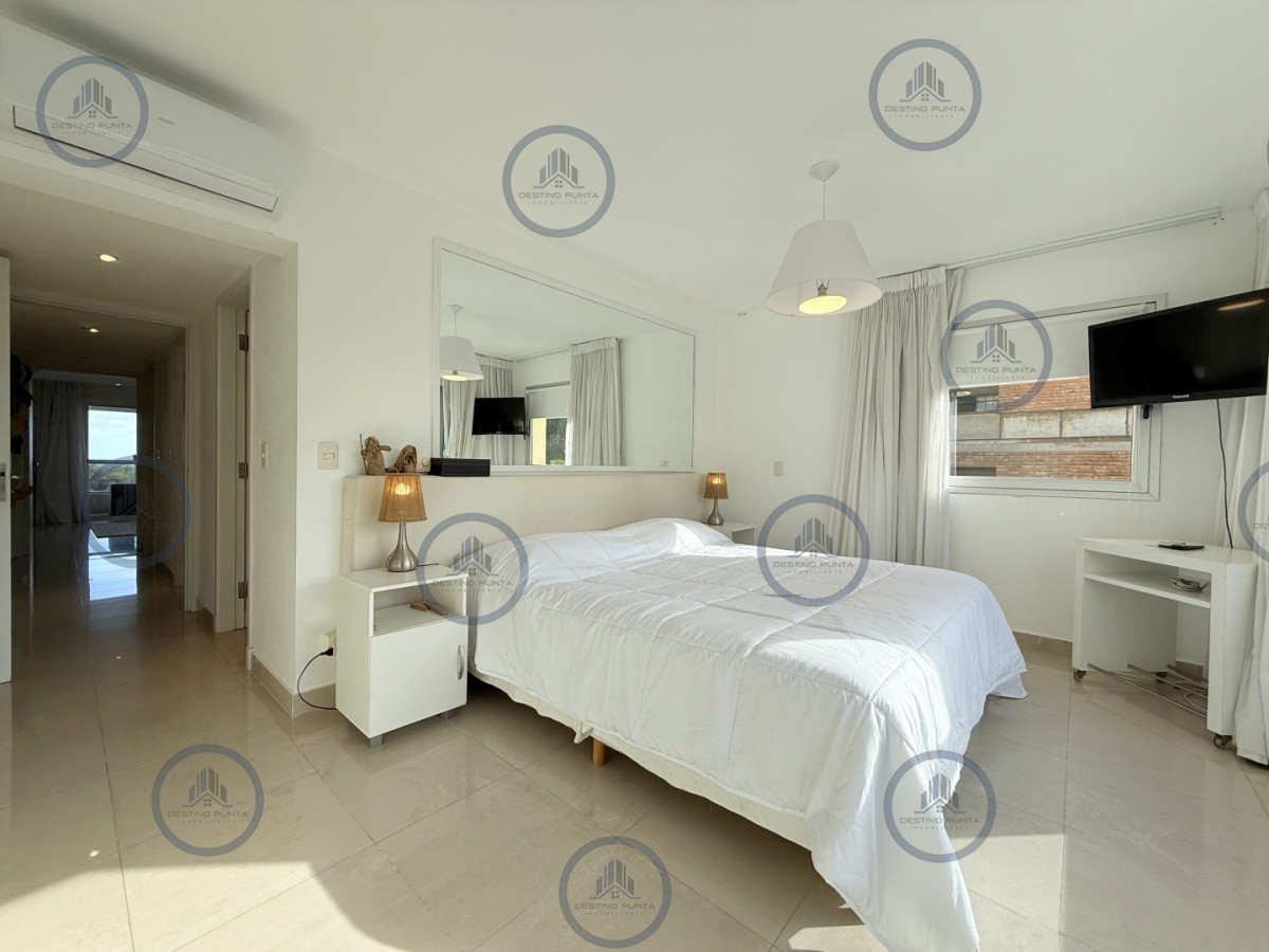Apartamento ID.3030 - Venta de apartamento de 3 dormitorios sobre primera fila de Playa Brava, Punta del Este