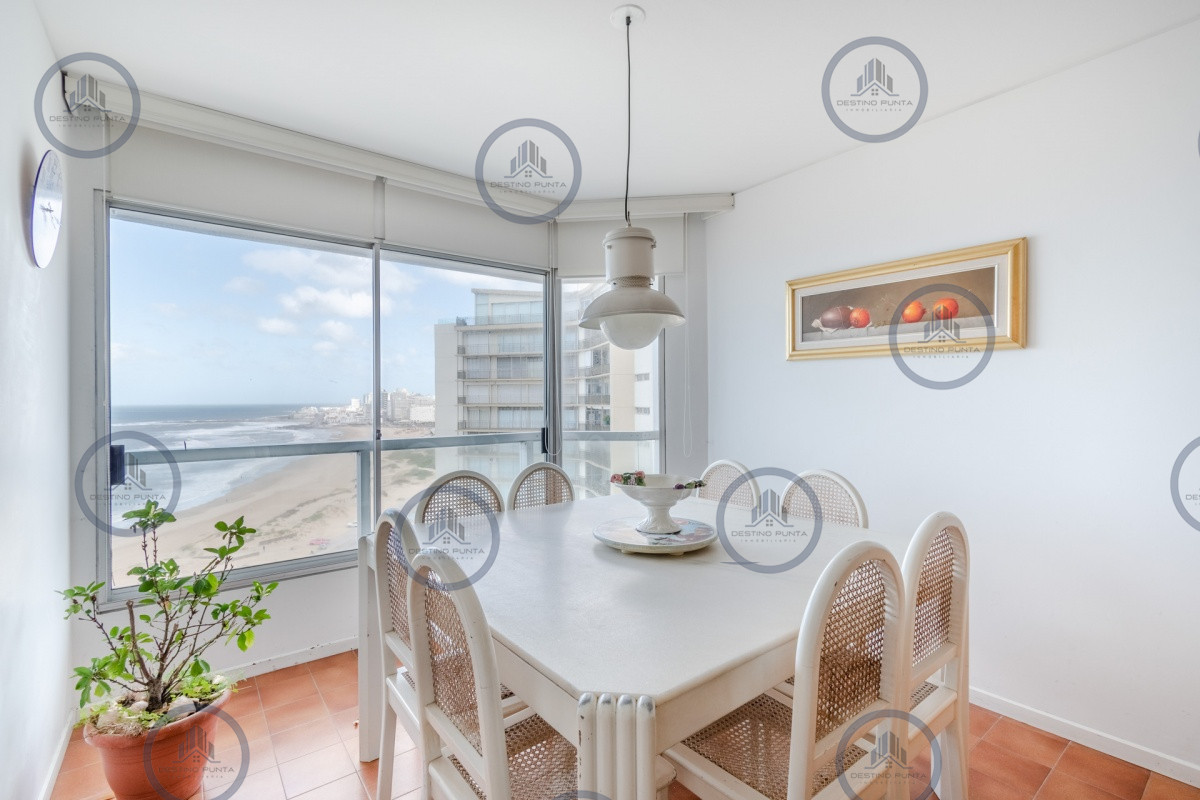 Apartamento ID.71 - Excelente Apartamento de 3 Dormitorios y Dependencia de Servicio Frente al Mar - Playa Brava