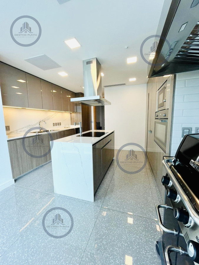 Apartamento ID.2287 - Exclusiva unidad de 4 dormitorios en suite en Fendi Chateu Playa Mansa Disponible Alquiler Anual