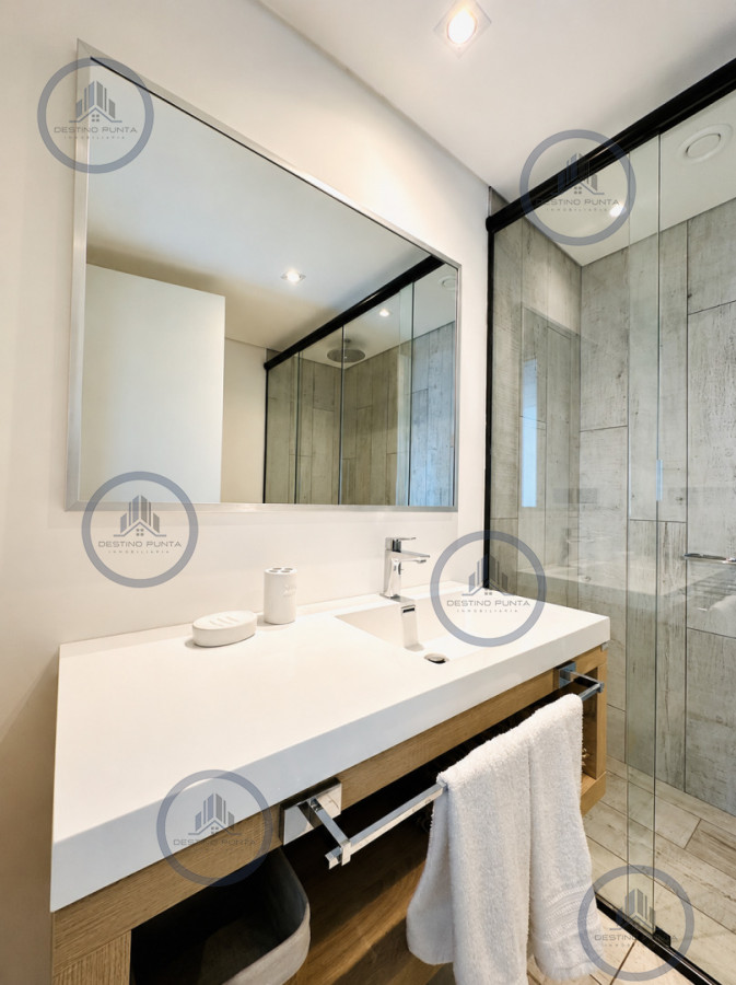 Apartamento ID.679 - Moderno Apartamento de 1 Dormitorio en suite piso alto en Torre Surfside Village, Punta del Este