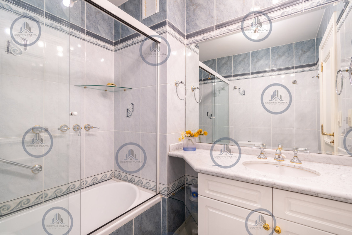 Apartamento ID.77 - Alquiler temporario y venta de espectacular departamento esquinero al frente en edificio icónico frente al Mar, Playa Mansa, Punta del Este 