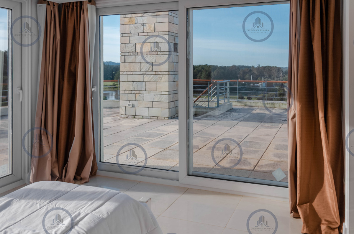 Apartamento ID.236 - Penthouse en venta de 3 dormitorios con parrillero de uso exclusivo, Playa Mansa, Pinares