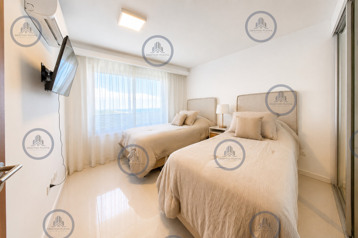 Apartamento ID.150 - Espectacular Penthouse Duplex con 4 Dormitorios + Dependencia y Terraza con Parrillero, en torre premium de Playa Brava, Punta del Este