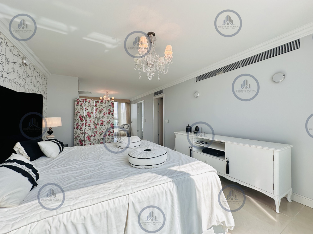 Apartamento ID.2300 - Lujoso Penthouse de 4 Dormitorios con Vista al Mar sobre Playa Mansa, Punta del Este