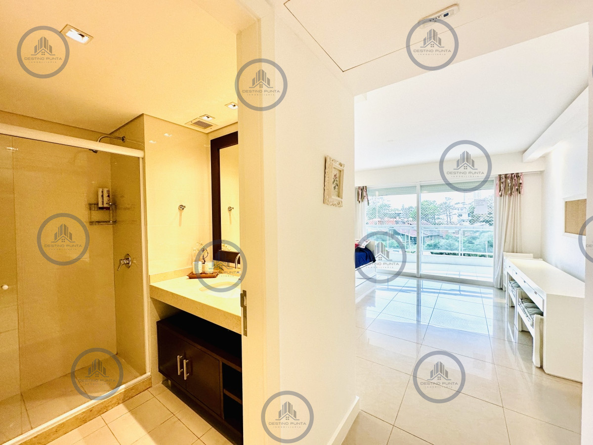 Apartamento ID.1708 - Alquiler temporario de gran apartamento de 4 dormitorios más dependencia en Playa Mansa